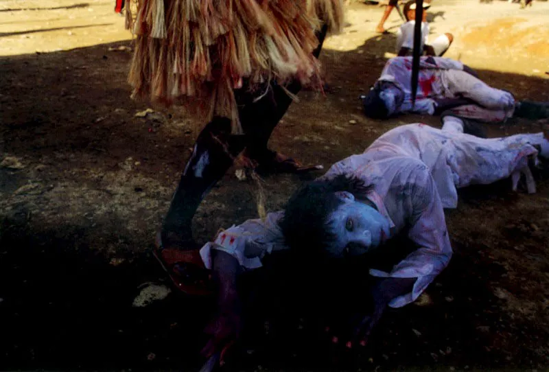 En la fiesta de San Pacho en Quibdó, la celebración de carnaval hace representaciones callejeras de teatro de comentario social y político, con la participación de toda la población sin distingo de edades ni de sexos. También se inspira en imágenes o coreografías de televisión, cine o video internacional. En el barrio de Yescagrande esta comparsa Los muertos vivientes es un reflejo del video Thriller del artista negro estadounidense Michael Jackson. Jeremy Horner