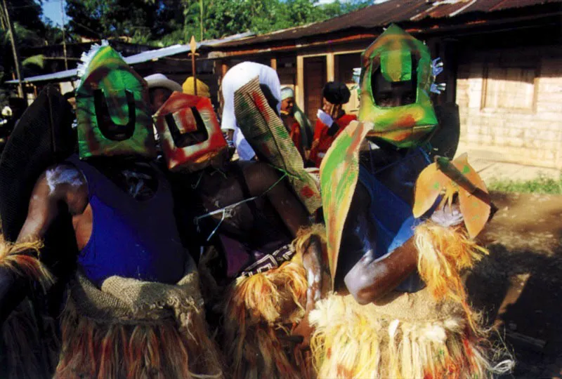 Hay disfraces tradicionales de culturas del Viejo Mundo que acuden cada ao a la fiesta de San Pacho en Quibd. Durante los ltimos aos, las referencias a Africa tribal aparecen con ms frecuencia, a partir de una mayor identificacin del Choc con la historia de la trata de trabajadores esclavizados africanos durante la colonia. Jeremy Horner