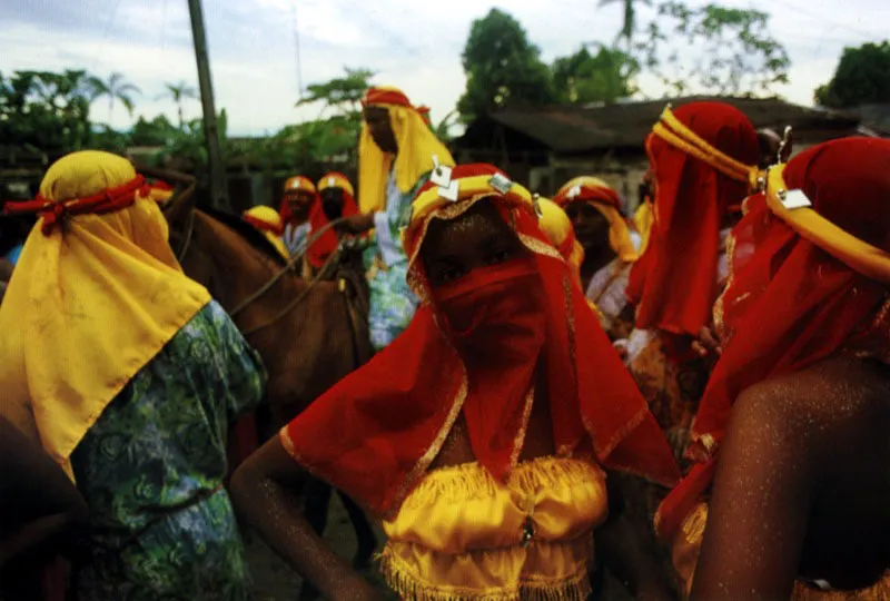 Hay disfraces tradicionales de culturas del Viejo Mundo que acuden cada ao a la fiesta de San Pacho en Quibd. Durante los ltimos aos, las referencias a Africa tribal aparecen con ms frecuencia, a partir de una mayor identificacin del Choc con la historia de la trata de trabajadores esclavizados africanos durante la colonia. Jeremy Horner