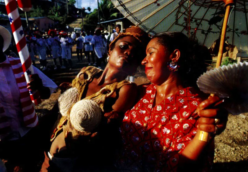 Para la fiesta de San Pacho llegan en canoa a Quibd familias de mineros y agricultores de las riberas del Atrato y de sus afluentes, Negu, Tutunend, Quito, Yuto, Tagach, Buchad, Buey, Bet, Bojay, Opogod o Domingod. Aprovechan el viaje para cumplir promesas, solicitar favores a los santos. 
No todos acuden para rer. Quibd, Choc.
 Jeremy Horner