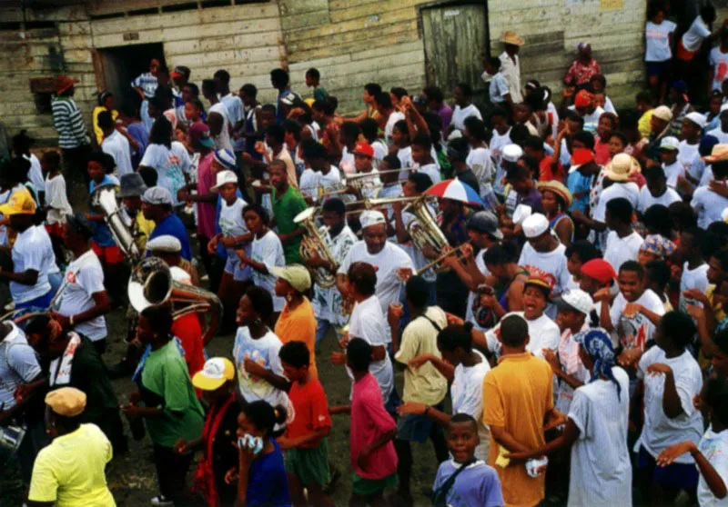 La banda de San Francisco toca las tubas: trompeta, tambores y saxofones, y percute con platillos, tambor redoblante y bombo, en la fiesta de San Pacho, Quibdó. Jeremy Horner