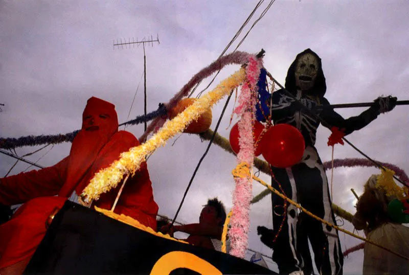 El carnaval con capuchones y disfraces empezó hace cien años en Quibdó. Concluía con una guerra de flores. Jeremy Horner