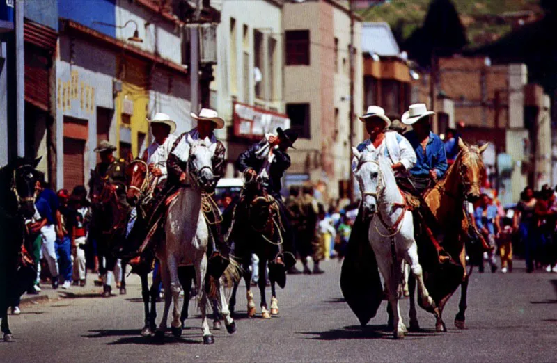 Desfile equino. Carnaval andino de blancos y negros. Pasto, Nario. Jeremy Horner