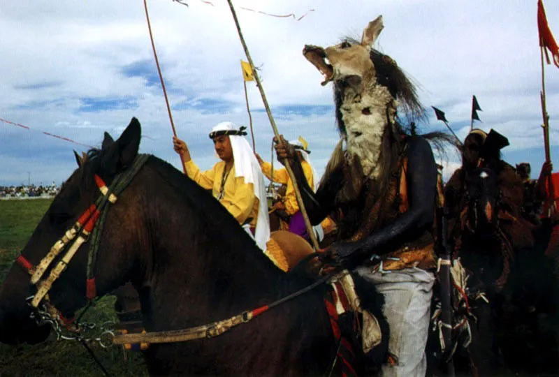  La fiesta de las cuadrillas de San Martn, Meta, que se celebra desde 1735, evoca la historia cultural americana a manera de los autos sacramentales medievales del cristianismo, en un dilogo beligerante de caballos 
y jinetes. Tambin escenifica luchas verbales entre indios y negros como parodia del conflicto lingstico que hablas africanas e indias 
sufrieron en su encuentro forzado. Jeremy Horner