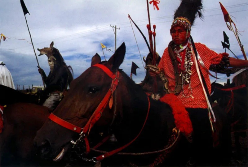  La fiesta de las cuadrillas de San Martn, Meta, que se celebra desde 1735, evoca la historia cultural americana a manera de los autos sacramentales medievales del cristianismo, en un dilogo beligerante de caballos 
y jinetes. Tambin escenifica luchas verbales entre indios y negros como parodia del conflicto lingstico que hablas africanas e indias 
sufrieron en su encuentro forzado. Jeremy Horner