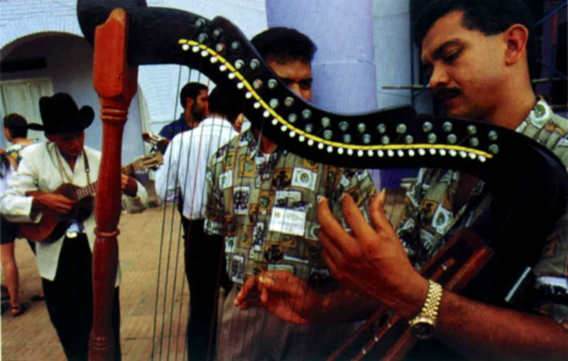 El arpa criolla y el cuatro, instrumentos emblema de los Llanos Orientales en Colombia. Jeremy Horner