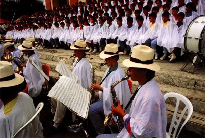 En el festival del Mono Núñez en Ginebra, Valle del Cauca, la poética
del terruño montañoso andino ha sido el leit-motiv por excelencia.
Clarinetes y flautas, bombardinos y saxofones en el festival anual
del folclor colombiano. Jeremy Horner