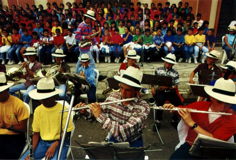 En el festival del Mono Núñez en Ginebra, Valle del Cauca, la poética
del terruño montañoso andino ha sido el leit-motiv por excelencia.
Clarinetes y flautas, bombardinos y saxofones en el festival anual
del folclor colombiano. Jeremy Horner