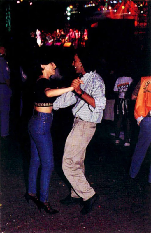 A bailá salsa, a tocá salsa, a gozá salsa, a… rumbeeaarr! Feria de Cali, Valle del Cauca. Jeremy Horner