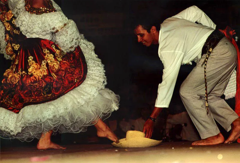 Bambuco fiestero el sanjuanero de Anselmo Durn Plazas en traje teatral, una creacin especial para el evento con las reinas en el festival folclrico del bambuco. Neiva, Huila.
 San Juan! 
Y vamos a bailar
al son de este joropo
la vida hay que gozar.
 San Juan!  Jeremy Horner