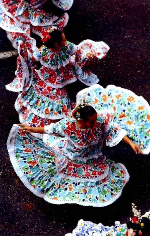 Desfile de carrozas y danzas de bambuco en traje original campesino de algodn y alpargatas. Neiva, Huila. Jeremy Horner