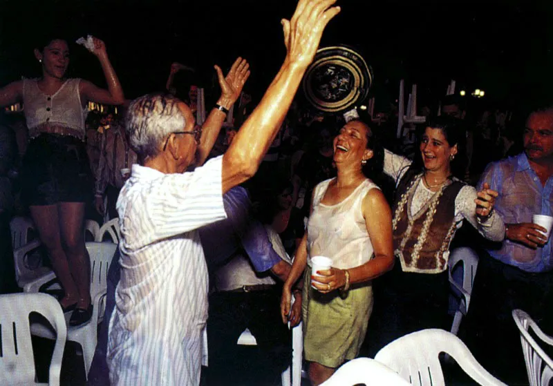 En el vallenato, el acordeón es de origen europeo, la caja de un solo parche es de estirpe africana y la guacharaca indígena es de caña. Antes ésta se tocaba con una costilla de res.
Mientras los conjuntos vallenatos compiten en la tarima, abajo fanáticos, aficionados, gente de prensa y público en general gozan y sufren sus preferencias. Jeremy Horner