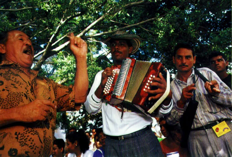 El cuento, el canto del vallenato y su música adquieren dimensiones profundas, auténticas, a la sombra de los árboles, lejos de las bulliciosas tarimas de competencia. Valledupar, Cesar. Jeremy Horner