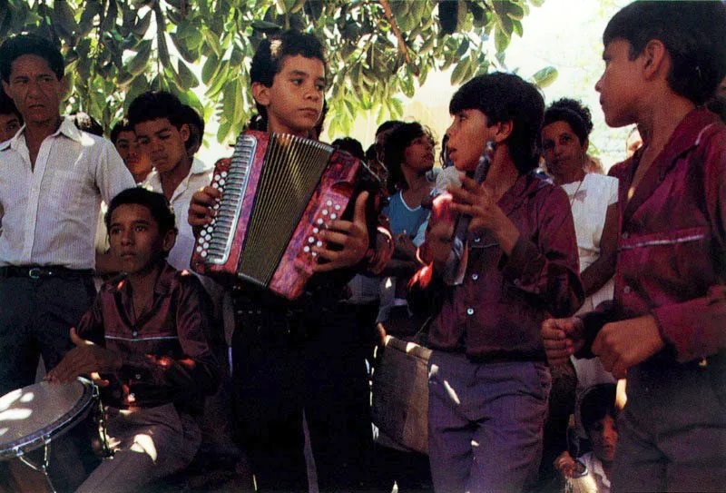 El cuento, el canto del vallenato y su música adquieren dimensiones profundas, auténticas, a la sombra de los árboles, lejos de las bulliciosas tarimas de competencia. Valledupar, Cesar. Jeremy Horner