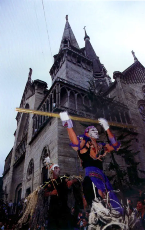 ¡Ay Manizales te quiero! ¡Ay Manizales te adoro! ¡Ay, Manizales de miel!,
¡Ay, Manizales de arrullo!, ¡Ay, Manizales de plata!, ¡Ay, Manizales de armiño!, ¡Ay, Manizales de malva!, ¡Ay, Manizales de ensueño, con los zafiros del alba borda su ofrenda mi sueño, / prende a tu cuello de nácar el collar de mi cariño!. Del pasodoble Feria de Manizales de G. González O. y Juan Asins. Festival de teatro. Manizales, Caldas.
Jeremy Horner