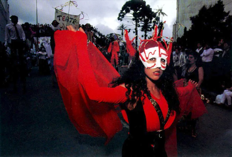 ¡Ay Manizales te quiero! ¡Ay Manizales te adoro! ¡Ay, Manizales de miel!,
¡Ay, Manizales de arrullo!, ¡Ay, Manizales de plata!, ¡Ay, Manizales de armiño!, ¡Ay, Manizales de malva!, ¡Ay, Manizales de ensueño, con los zafiros del alba borda su ofrenda mi sueño, / prende a tu cuello de nácar el collar de mi cariño!. Del pasodoble Feria de Manizales de G. González O. y Juan Asins. Festival de teatro. Manizales, Caldas.
Jeremy Horner