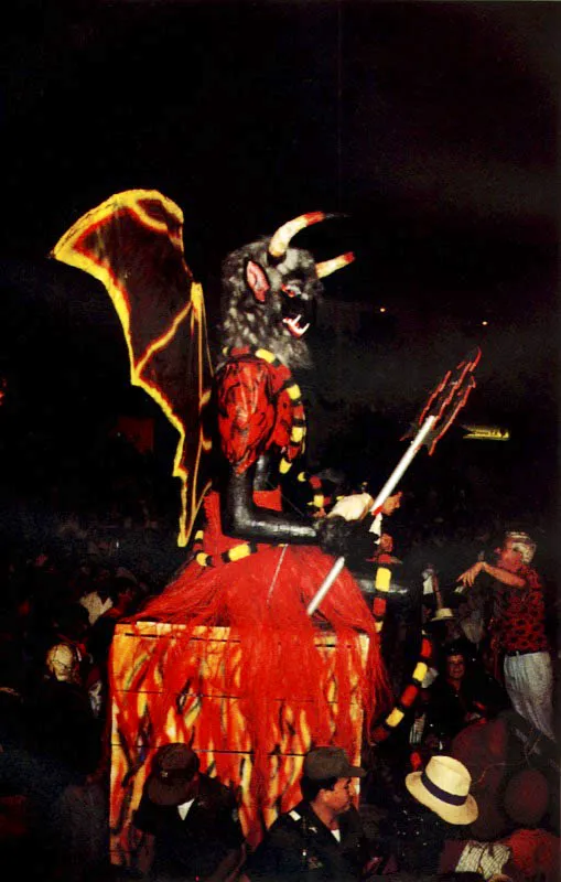 En un trono rodante, Su Majestad El Diablo entra a su fiesta en desfile triunfante. Riosucio, Caldas. Jeremy Horner