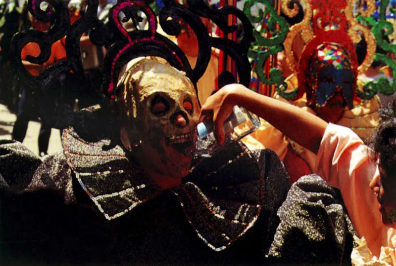 Muchos riosuceños que viven en distintos lugares en Colombia, preparan comparsas rutilantes y cantares de cromatismo teatral y literario para asistir cada dos años a la fiesta en su tierra natal. Al fin volvimos a ver la fiesta / erguir luciente cual siempre fue, / llenos de alegría / paz y alegrías / rica ambrosía, / panal de miel. Letra Andrés Trejos Correa.
Carnaval del diablo, Riosucio, Caldas. Jeremy Horner