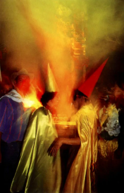 Antes y despus de su presentacin de canto y poesa en el tablado, las comparsas recorren el poblado con msica y el estampido de petardos, pilares del Diablo en la fiesta.
Hoy estos turpiales sus canciones alzarn / y su canto envidiarn el ave agorera, / la gaviota, el halcn y el ruiseor; / con nuestros plumajes naturales nos visti, / porque en la noche llevamos lgubre velln / y la blanca aurora en nuestros pechos luce hoy / sus dorados rayos de luz y esplendor. Los Turpiales, letra de Andrs Trejos Correa. Riosucio, Caldas.
 Jeremy Horner