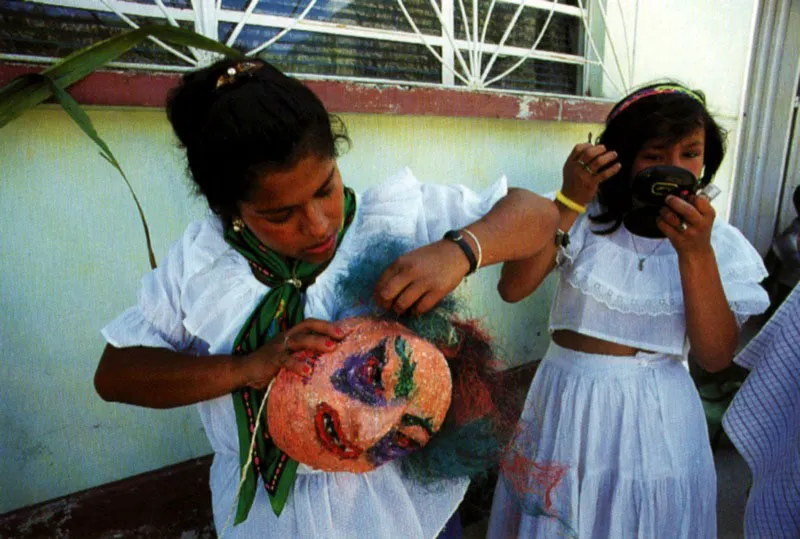 Cada familia ayuda a decorar su calle y los campesinos del entorno montaoso desfilan con trajes sonrientes y se divierten con los diablos de Enrique Palomino Pacheco. Belceb, satans, qu miedo, / qu horror el que dais, / hacis llorar, hacis temblar / y, sin embargo, peores son los seores de nuestra sociedad. Carnaval del Diablo. Riosucio, Caldas. Jeremy Horner