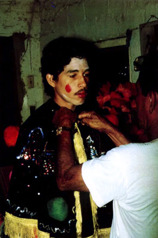En el mundo fantástico de la fiesta, el vestuario es elemento vital de comunicación. En el Caribe colombiano, los hombres se visten o de guerreros para contar historias invisibles o de mujeres para narrar con ironía viejos resentimientos. Jeremy Horner