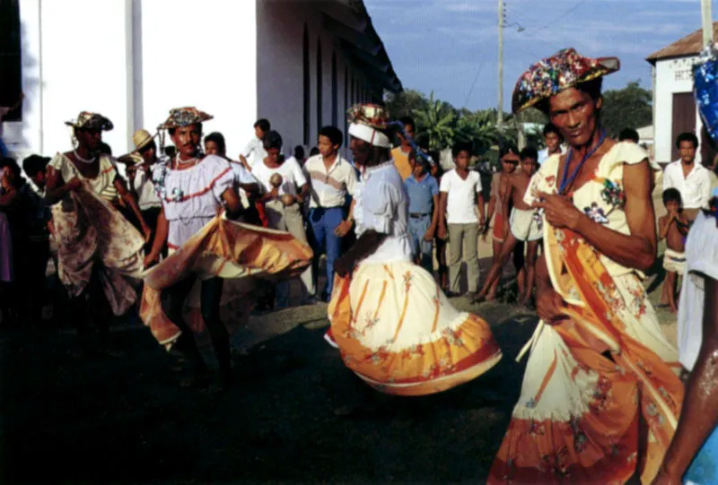 Las farotas danzan en Talaigua, Bolvar, en El Banco, Magdalena, van al carnaval de Barranquilla y, ltimamente, al reinado nacional de la belleza en Cartagena. Las farotas son hombres vestidos de mujeres adornados profusamente con joyera de cuentas de vidrios y cosmticos faciales, que bailan sin cansancio en un ritual de sarcasmo en torno a memorias coloniales tristes sobre el abuso de los espaoles con las indias.  Jeremy Horner