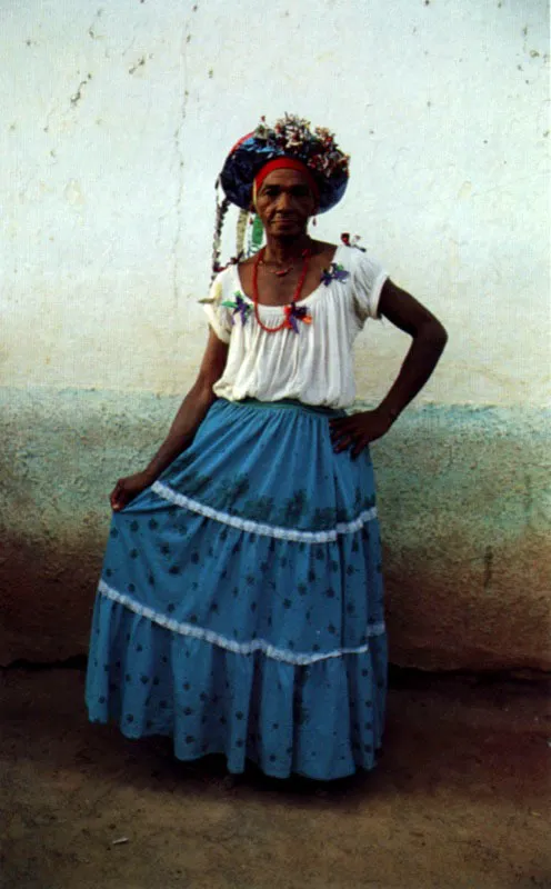 Mujer vestida para danzar en El Banco, Magdalena. Jeremy Horner