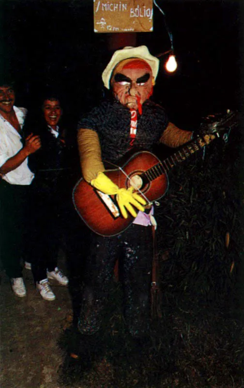 Iconos del Año Viejo, reflejos de tradiciones indígenas en el sur de Colombia. El personaje Taita Puru, en quechua significa “Padre vacío”. El muñeco de Año Viejo relleno con aserrín y pólvora se quema a la media noche cuando el nuevo año comienza. La costumbre se ha extendido por diferentes departamentos de Colombia. ¡Feliz Año Nuevo! Manizales, Caldas. Jeremy Horner