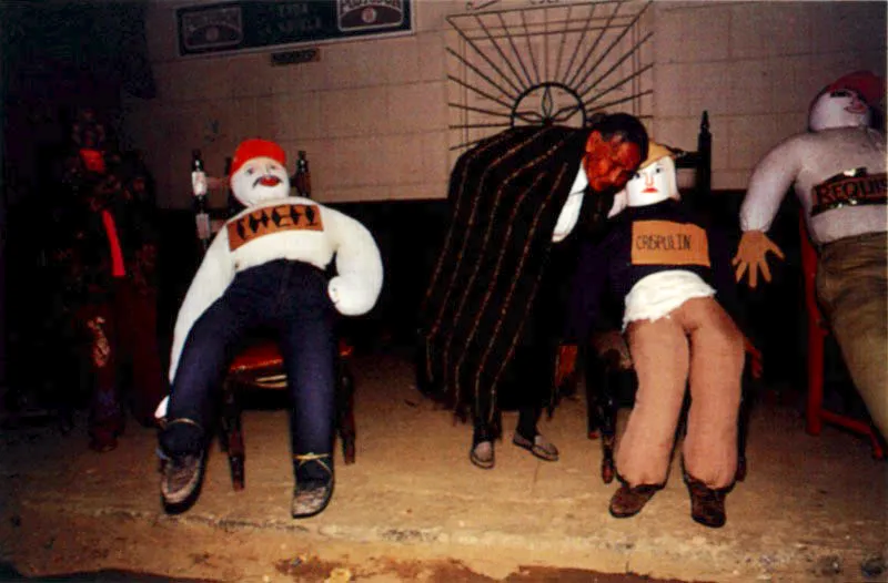 Iconos del Año Viejo, reflejos de tradiciones indígenas en el sur de Colombia. El personaje Taita Puru, en quechua significa “Padre vacío”. El muñeco de Año Viejo relleno con aserrín y pólvora se quema a la media noche cuando el nuevo año comienza. La costumbre se ha extendido por diferentes departamentos de Colombia. ¡Feliz Año Nuevo! Manizales, Caldas. Jeremy Horner