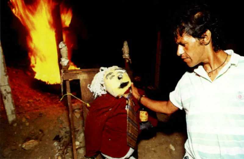 Iconos del Año Viejo, reflejos de tradiciones indígenas en el sur de Colombia. El personaje Taita Puru, en quechua significa “Padre vacío”. El muñeco de Año Viejo relleno con aserrín y pólvora se quema a la media noche cuando el nuevo año comienza. La costumbre se ha extendido por diferentes departamentos de Colombia. ¡Feliz Año Nuevo! Manizales, Caldas Jeremy Horner
