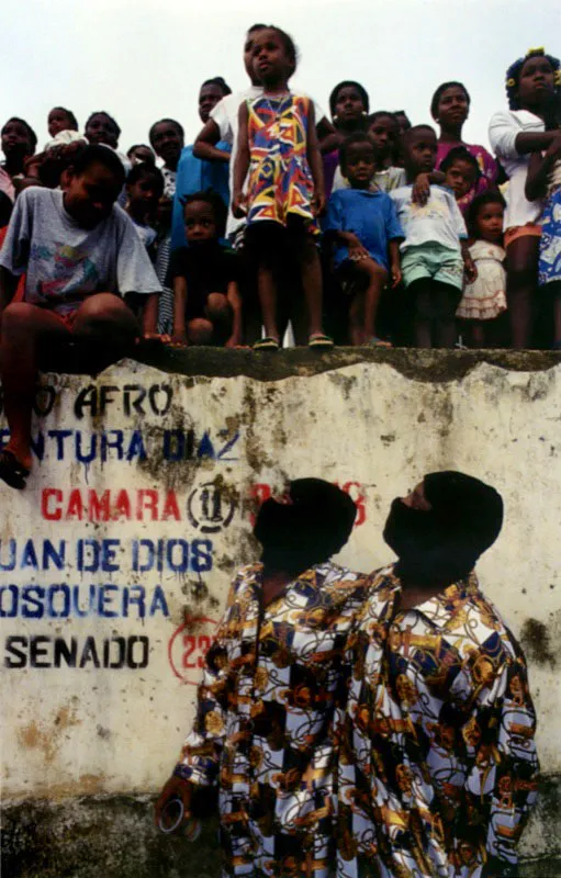En las mitologías de sociedades africanas aparecen con frecuencia deidades gemelas . En la cosmología de los Fon en Dahomey, Mawu personifica la noche, la luna y la alegría y Lisa, su gemelo, es el día, el sol y el trabajo. Fiestas de San Pacho. Quibdó, Chocó. Jeremy Horner