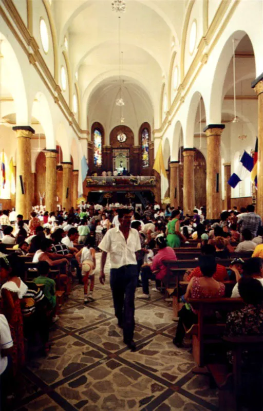 Ceremonia en la iglesia, evento obligatorio durante las fiestas de la Virgen del Carmen. Carmen de Apicalá, Cundinamarca.
Jeremy Horner