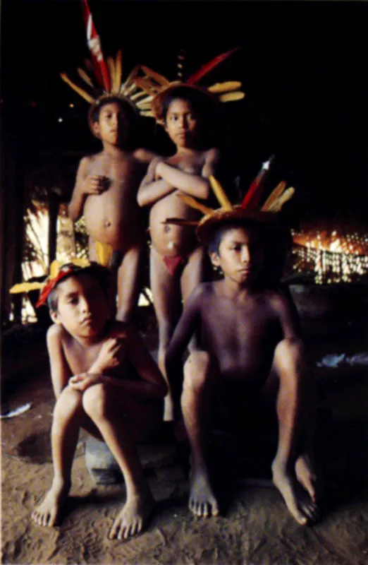 Niños indios Tatuyo preparándose para el baile del carrizo, una fiesta de cosecha. Río Pira-Paraná, Vaupés. Jeremy Horner