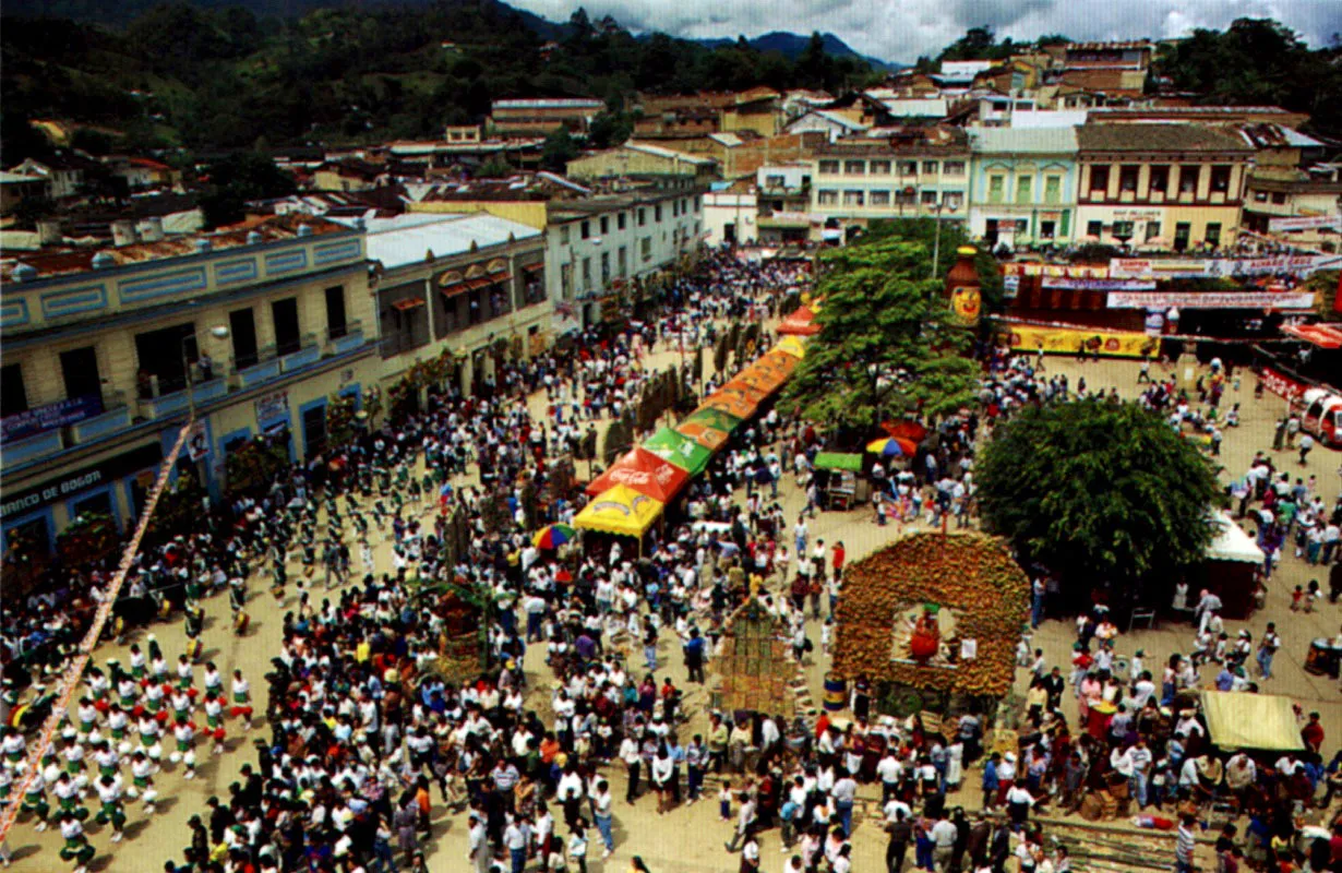 Anolaima, en el idioma de los indios Panche, pobladores originarios de la región, significa “vuestra alegría”. Actualmente, en la fiesta del Corpus Christi se honra la exuberancia del trópico y también la culinaria regional de bizcochuelos, arepas, garullas, almojábanas y dulces de frutas. Jeremy Horner