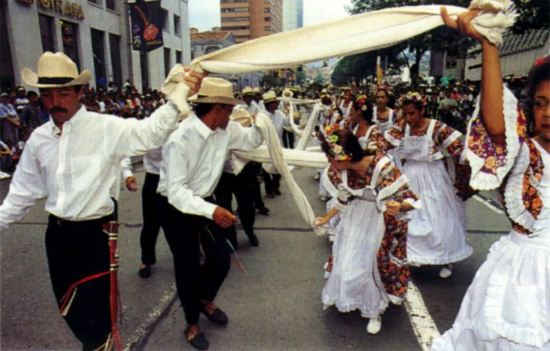 Desfile de silleteros en Medellín, Antioquia, la ciudad de la eterna primavera. Tradicionalmente los silleteros habían sido solamente hombres que desfilaban con silletas, algunas de la cuales medían más de cinco metros de altura. Jeremy Horner