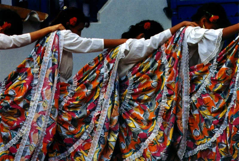  Cuando pasan las silletas con su carga de ptalos se oye un canto a la naturaleza y a la tradicin que es orgullo del pueblo antioqueo. Silleteros y danzas tradicionales alternan en una magnfica revista de gracia y alegra. Ah pasa Antioquia! es la exclamacin que define la fiesta. Jeremy Horner