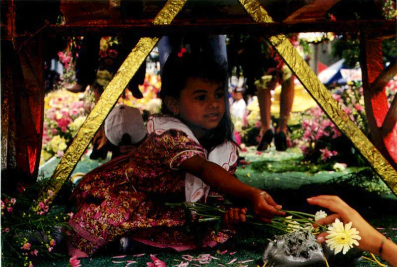  Cuando pasan las silletas con su carga de ptalos se oye un canto a la naturaleza y a la tradicin que es orgullo del pueblo antioqueo. Silleteros y danzas tradicionales alternan en una magnfica revista de gracia y alegra. Ah pasa Antioquia! es la exclamacin que define la fiesta. Jeremy Horner