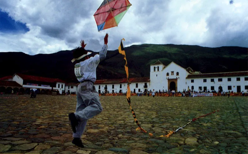 Villa de Leyva en Boyac, uno de los preciados baluartes de arquitectura colonial en Colombia, cada ao es escenario de juegos de fuego y viento.
A 8 km. est la laguna de Iguaque, lugar sagrado de los indios Muisca, antiguos habitantes de la regin. De sus aguas emergi Bachu, deidad femenina, madre del gnero humano. El nio con quien sali, al crecer se cas con ella y tuvieron los hijos que poblaron la tierra. Viejos ya, volvieron a la laguna, se sumergieron en sus aguas y se convirtieron en dos enormes serpientes.  Jeremy Horner