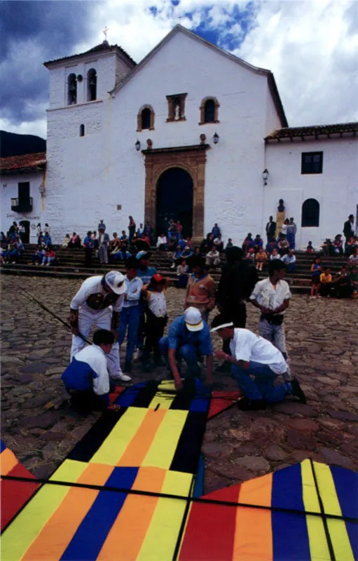 Villa de Leyva en Boyac, uno de los preciados baluartes de arquitectura colonial en Colombia, cada ao es escenario de juegos de fuego y viento.
A 8 km. est la laguna de Iguaque, lugar sagrado de los indios Muisca, antiguos habitantes de la regin. De sus aguas emergi Bachu, deidad femenina, madre del gnero humano. El nio con quien sali, al crecer se cas con ella y tuvieron los hijos que poblaron la tierra. Viejos ya, volvieron a la laguna, se sumergieron en sus aguas y se convirtieron en dos enormes serpientes.  Jeremy Horner