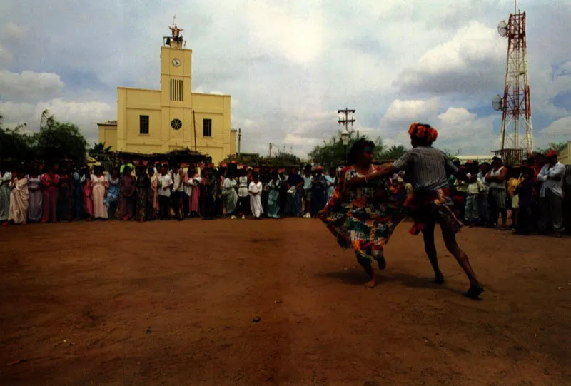  La yona o chichamaya es una fiesta de preludio a la fertilidad entre los indios Wayu, conocidos como Guajiros y amos de la arrogancia y del cacto. Uribia, La Guajira. Jeremy Horner