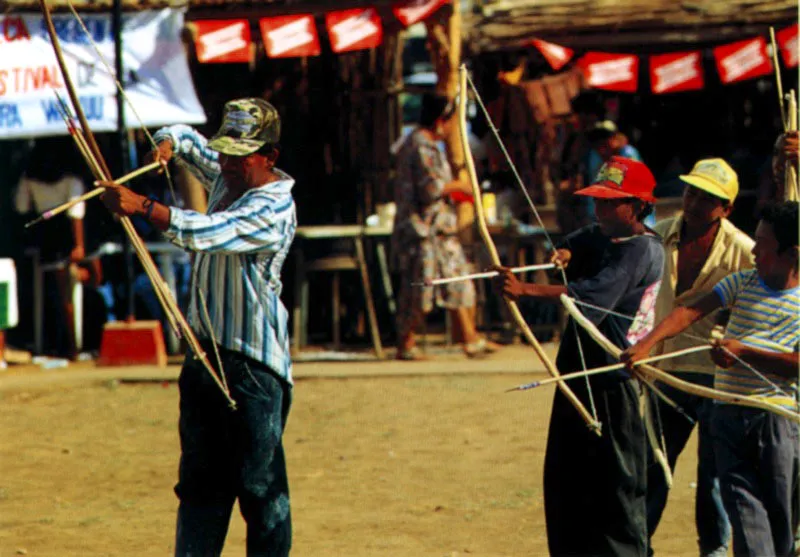 Memorias del uso ágil y agresivo del arco y la flecha que consagró la arrogancia de los indios Wayúu, durante las fiestas en Uribia, La Guajira. Jeremy Horner