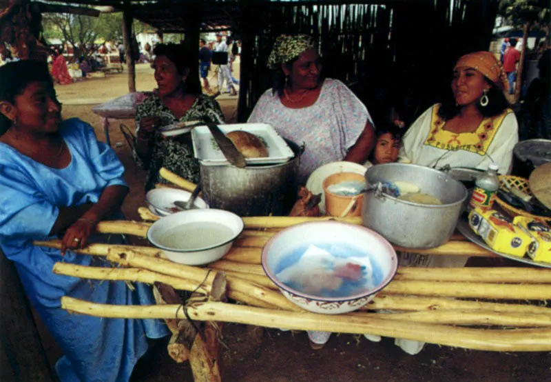 Bollos de maíz, carne de res en “friche”, es decir en su misma sangre, y cuajada, además de pan de trigo comprado, acudieron al festival de Uribia, La Guajira. Jeremy Horner