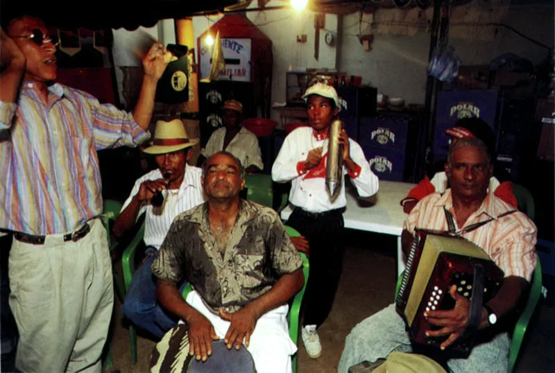 El festival vallenato es rico en instrumentos musicales de fricción y de percusión: la guacharaca, que es un idiófono elaborado del tallo de la “caña de playón”, al cual se le hacen estrías y se toca con un trinche de alambre, y la caja vallenata, de origen africano, que es un tambor de un solo parche, originalmente de buche de caimán, hecho del tronco de un árbol. Festivales vallenato, Cesar y Wayúu, Uribia, La Guajira. Jeremy Horner