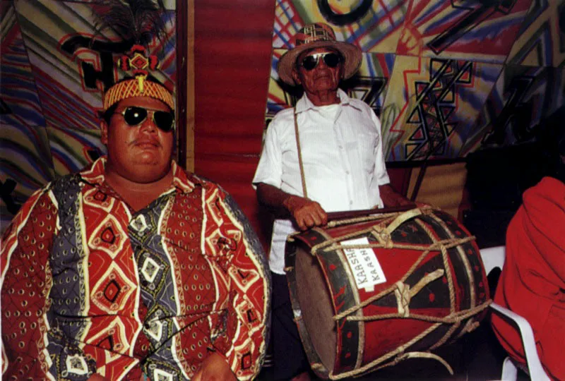 El festival vallenato es rico en instrumentos musicales de fricción y de percusión: la guacharaca, que es un idiófono elaborado del tallo de la “caña de playón”, al cual se le hacen estrías y se toca con un trinche de alambre, y la caja vallenata, de origen africano, que es un tambor de un solo parche, originalmente de buche de caimán, hecho del tronco de un árbol. Festivales vallenato, Cesar y Wayúu, Uribia, La Guajira. Jeremy Horner