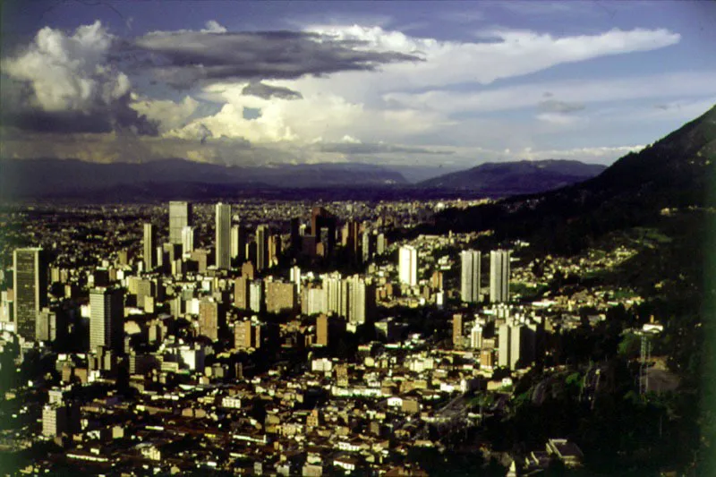 Panorámica del centro de la ciudad desde el barrio Egipto. Desde el aire se confunden el Centro Histórico y el Centro Internacional. La vieja arquitectura colonial se refunde con la arquitectura republicana decimonónica y ésta, a su vez, con la arquitectura moderna de grandes edificios de oficinas comerciales, financieras e industriales, o complejos de vivienda multifamiliar.