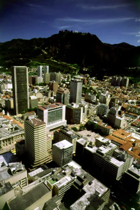 Sectores del Parque de Santander y de la Plazuela del Rosario, y cerro de Monserrate. La Plazuela de San Francisco era el eje del sector urbano que nacía al norte del río San Francisco. En torno a ella se edificaron casas del más depurado estilo republicano, que se conservaron intactas hasta mediados de este siglo. En el costado oriental de la Plaza de San Francisco se encontraban la casa del historiador coronel Joaquín Acosta, la casa en que habitaba el prócer Antonio Nariño cuando fue detenido en 1794 y la casa en que nació el poeta José Asunción Silva. Hoy ocupan el mismo costado el edificio del Banco Central Hipotecario, la sede del Museo del Oro del Banco de la República y la sede del Jockey Club, edificada a mediados de los años treinta. En el costado sur, en lo que es hoy la sede del Banco de la República, se encontraban, a principios de siglo, las sedes de la Academia Colombiana de la Lengua y del Hotel Granada. En el costado norte, sobre la carrera 7ª, estaba ubicada la casa en que murió el general Francisco de Paula Santander, el Colegio Pedagógico y el Hotel Regina, incendiado el 9 de abril de 1948 ❏ En 1876, la Plaza de San Francisco fue rebautizada con el nombre de Parque de Santander en homenaje al Hombre de las Leyes, cuya estatua ocupó el centro de la plaza, en donde, hasta un año antes, existía la viejísima Capilla del Humilladero. El Parque, de características europeas, fue remodelado en 1960 .
