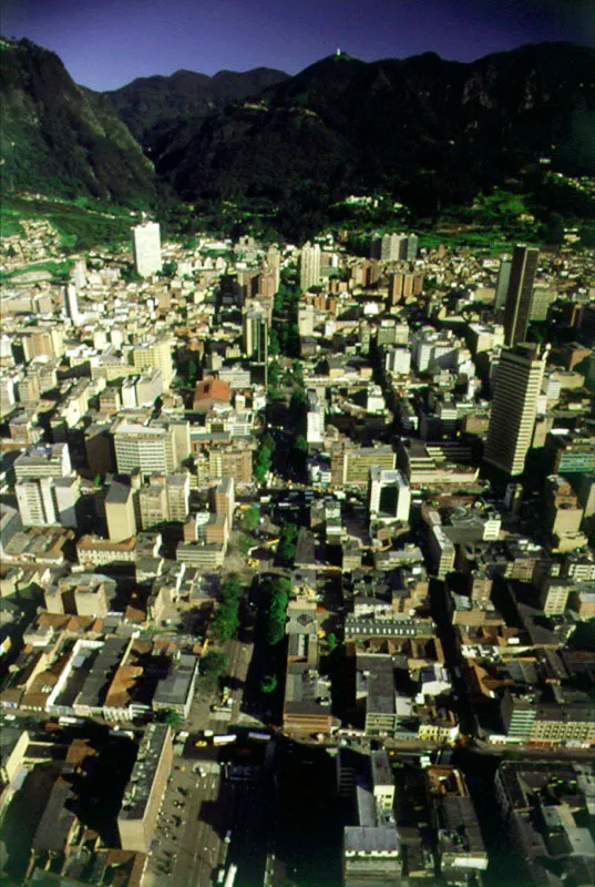 Calle 19 o Avenida Ciudad de Lima. La antigua calle 19, que partía del occidente del barrio de Las Aguas hasta la Avenida Caracas, fue remodelada en 1968, para el Congreso Eucarístico Internacional, rebautizada como Avenida Ciudad de Lima, y extendida hasta la carrera 30.
