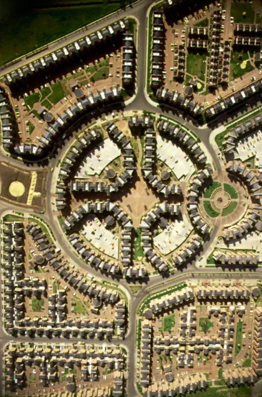 Ciudadela Colsubsidio. Moderno conjunto de vivienda construido por la Caja de Compensación Familiar Colsubsidio, en la calle 80 con la carrera 110. Está considerado como modelo en su género en Latinoamérica dentro del concepto de vivienda multifamiliar urbana. Eric Williams