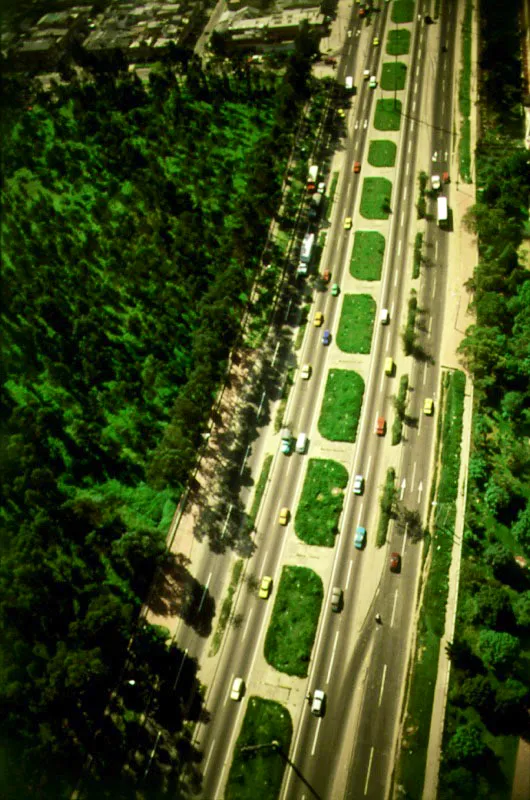 Tramo de la Avenida Boyacá. Una de las vías más extensas de la ciudad, la Avenida Boyacá, la atraviesa por el Occidente de Sur a Norte y de Norte a Sur, en más de veinte kilómetros de recorrido. Construida a principios de los años setenta, se ha implementado con arborización en sus costados. Eric Williams