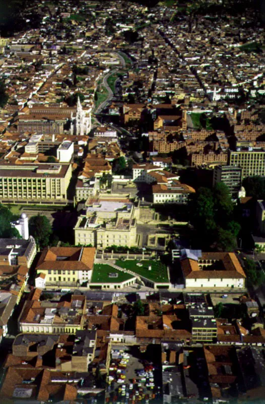 Alrededores del Palacio de Nario y barrios de La Candelaria y Santa Brbara. Aunque fue uno de los primeros barrios de Bogot, su ubicacin al sur del ro San Agustn tipific el barrio de Santa Brbara como el sector donde residan los artesanos y grupos populares de la capital. En tiempos de la Colonia Santa Brbara estaba habitado por ebanistas, maestros de obra, armeros y carpinteros. En el siglo XIX fue el foco principal de las sociedades democrticas de artesanos, y hoy es, como antes, un lugar habitado por gentes laboriosas 